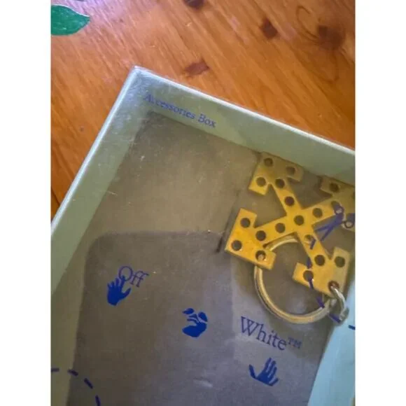 Off-White Arrow Charm Keychain - Picture 3 of 5